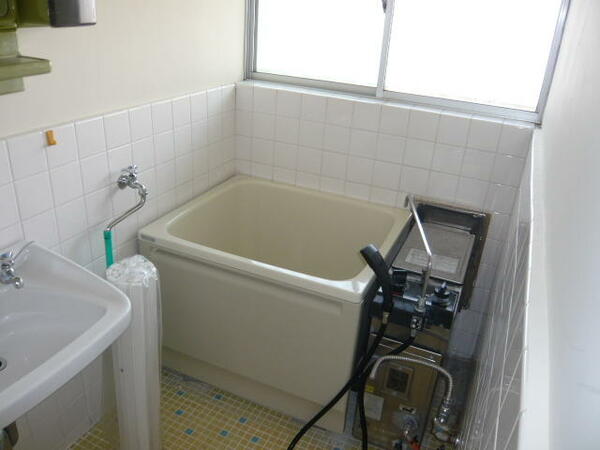 画像6:浴室には窓があり明るい空間！湿気対策に換気窓は大切ですね☆