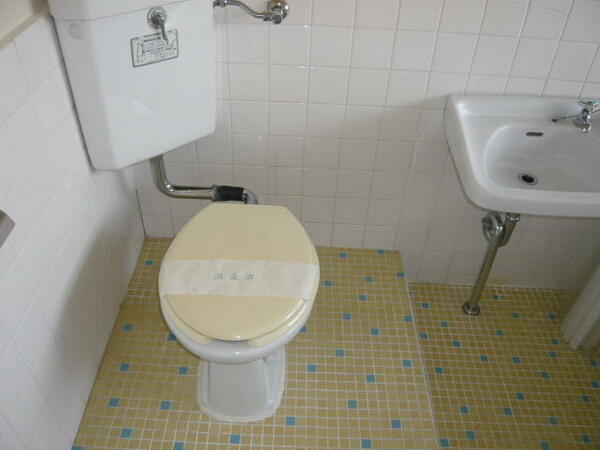 画像9:シンプルな洋式トイレ。バス・トイレ一緒なのでお掃除楽々。