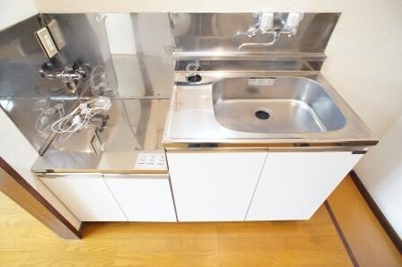 画像12:キッチンも2口コンロ設置可で調理スペースもあり