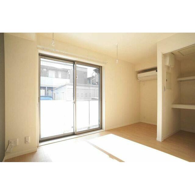 【６．８帖洋室】ステラ　フェリーチェ１０２号室へようこそ！！エアコンが付いておりますので、入居初日…