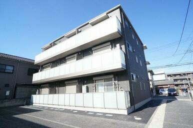 【南東方向から撮影】重量鉄骨造３階建てのシャーメゾンです！！南側が駐車場となっております。