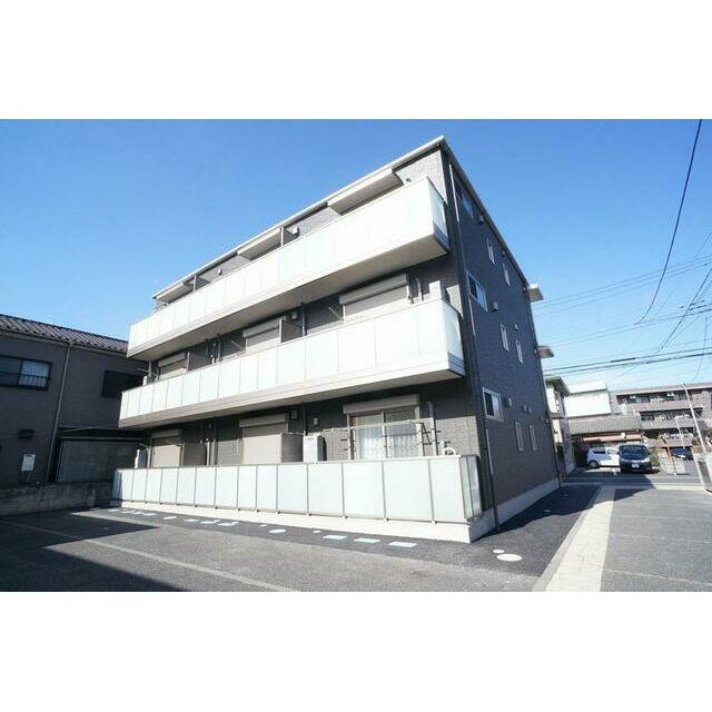 【南東方向から撮影】重量鉄骨造３階建てのシャーメゾンです！！南側が駐車場となっております。