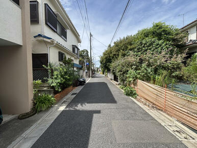 前面道路は南西道路約4.3m（私道）になります。