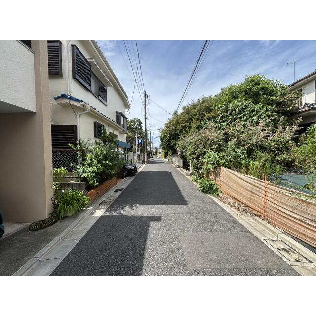 前面道路は南西道路約4.3m（私道）になります。
