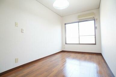 窓前近くに建物がないので採光良好