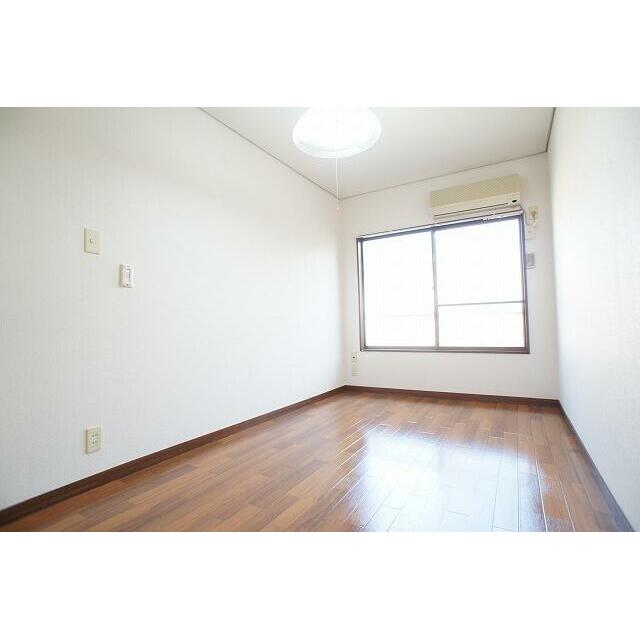 窓前近くに建物がないので採光良好