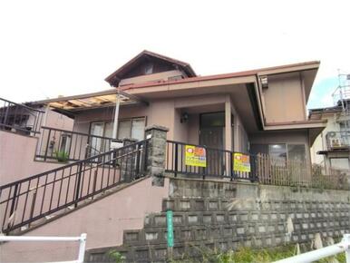 屋根付き車庫有り！雨風や飛来物、紫外線から大切なお車を守ることができますね！