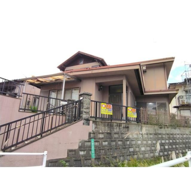 屋根付き車庫有り！雨風や飛来物、紫外線から大切なお車を守ることができますね！