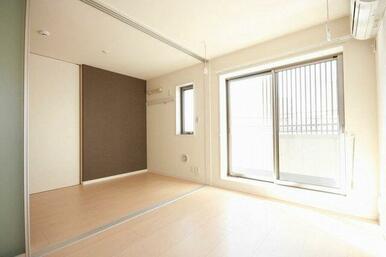 キッチン側から見たＬＤＫ。２方向に窓がある、陽射しの差し込む明るい角部屋です。ＬＤＫ⇔洋室間の間仕…