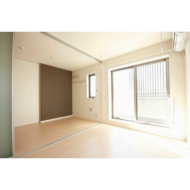 キッチン側から見たＬＤＫ。２方向に窓がある、陽射しの差し込む明るい角部屋です。ＬＤＫ⇔洋室間の間仕…