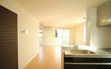 １３．５帖のＬＤＫ　カウンターキッチン採用。また角部屋の為、二面採光となっております。