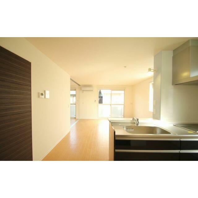 １３．５帖のＬＤＫ　カウンターキッチン採用。また角部屋の為、二面採光となっております。