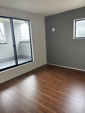 洋室はファッションを楽しむようにラグや家具とコーディネートしたい（3号棟）