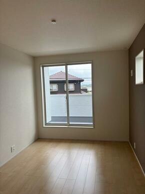 アクセントをつけたクロスでスタイリッシュな空間（2号棟）