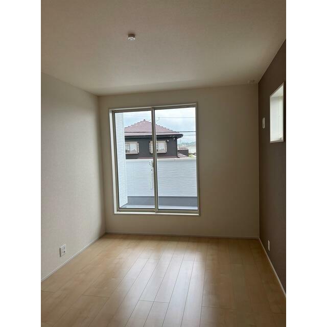 アクセントをつけたクロスでスタイリッシュな空間（2号棟）