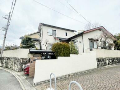 落ち着いた雰囲気の外観です