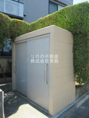 敷地内にゴミ置き場があるので、朝の忙しいときに便利ですね☆