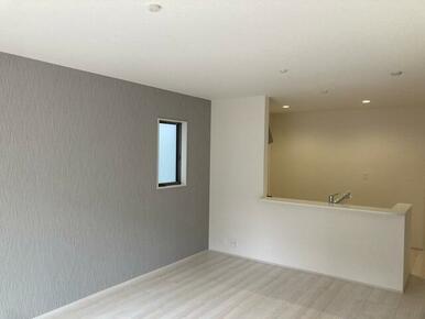 モダンなアクセントクロス採用で壁も一つのインテリア（2号棟）