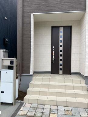 開ければ広がる、閉じれば落ち着く玄関（1号棟）