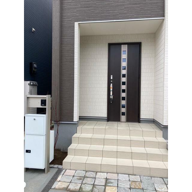 開ければ広がる、閉じれば落ち着く玄関（1号棟）