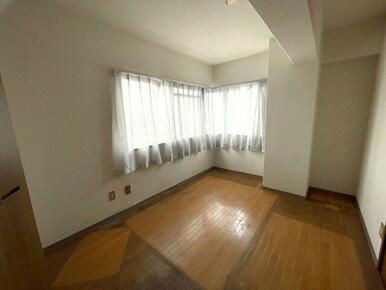 二面採光の明るい角部屋洋室。大きな窓から自然光がたっぷり入り、眺望も良好です。収納棚も完備されてお