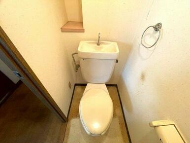 シンプルで清潔感のあるトイレスペース。背面には小物を置ける棚があり、芳香剤や装飾なども楽しめます。