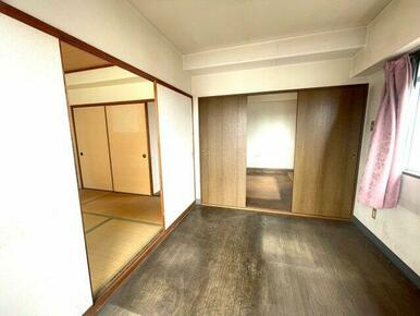 バルコニーに接しているお部屋は開放感たっぷりで、家族のくつろぎ空間や来客用としても活躍。南向きの大き