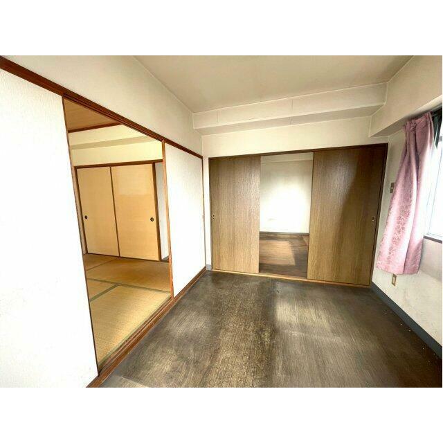 バルコニーに接しているお部屋は開放感たっぷりで、家族のくつろぎ空間や来客用としても活躍。南向きの大き