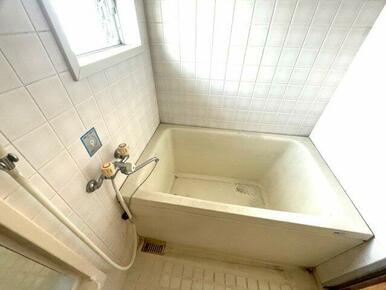 ゆったりとしたサイズの浴槽で、毎日の疲れをしっかり癒せるバスルーム。小窓付きで自然換気ができるのも嬉