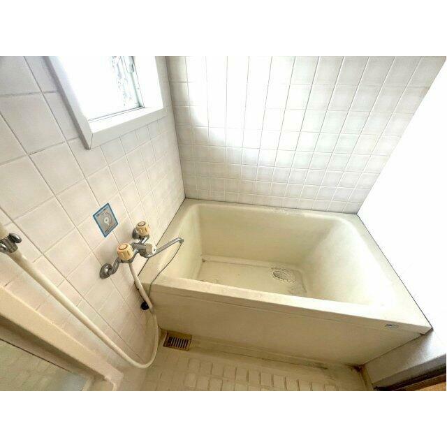 ゆったりとしたサイズの浴槽で、毎日の疲れをしっかり癒せるバスルーム。小窓付きで自然換気ができるのも嬉