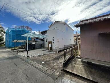 駐車場は1台分。EV車用充電設備導入済みです