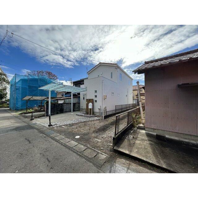 駐車場は1台分。EV車用充電設備導入済みです