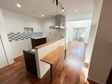 開放的なオープンキッチン。ペンダントライトとカウンターでバーのような趣に