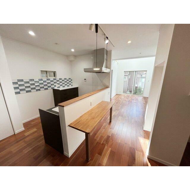 開放的なオープンキッチン。ペンダントライトとカウンターでバーのような趣に