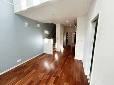 深みのあるマホガニーの美しい色合いが映えるリビング