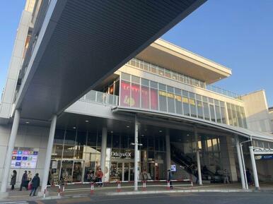 駅前にはスーパーもあり、買い物便利です