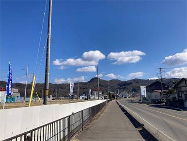 南面には国道１１５号があり車のアクセスも良好です。歩道もあります。（南面道路　西から撮影）