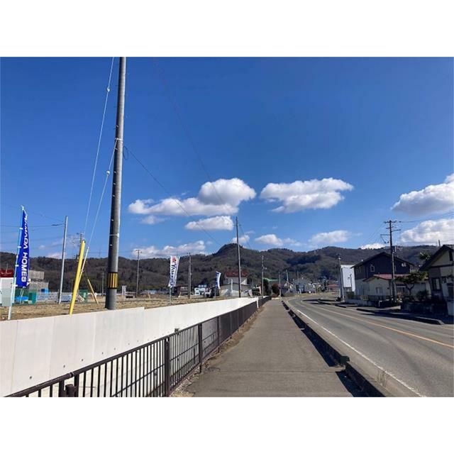 南面には国道１１５号があり車のアクセスも良好です。歩道もあります。（南面道路　西から撮影）