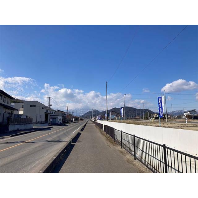 市立岡山小学校まで徒歩６分と、お子様の毎日の通学も苦にならない距離です。（南面道路　東から撮影）