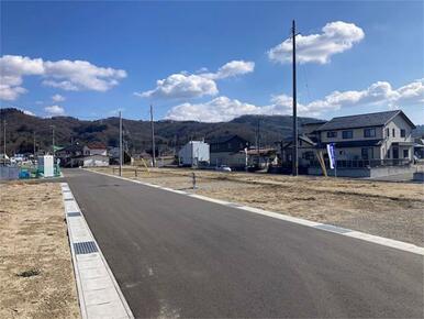 北面の道路は幅員が６ｍあり駐車の際もスムーズです。新設道路のため綺麗です。（北面道路　西から撮影）