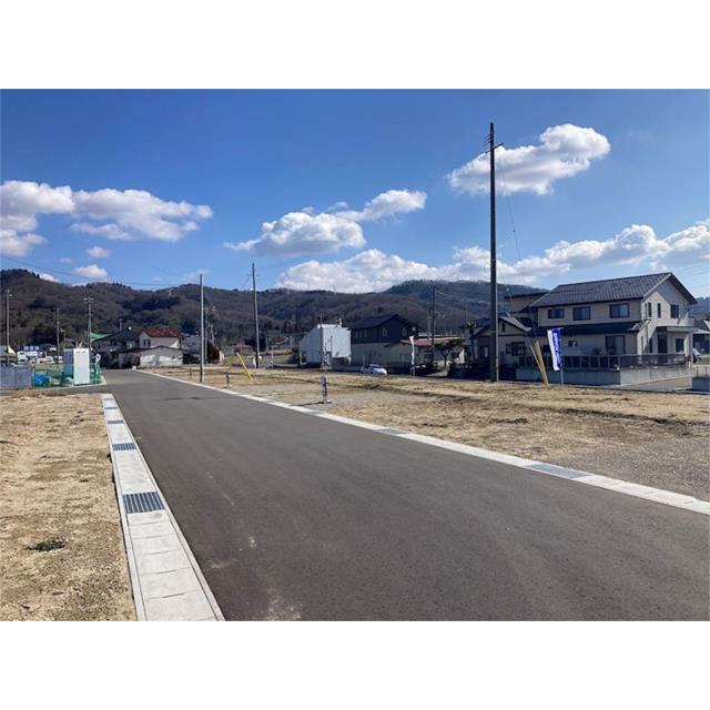 北面の道路は幅員が６ｍあり駐車の際もスムーズです。新設道路のため綺麗です。（北面道路　西から撮影）