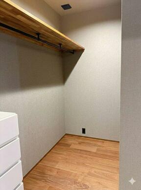 寝室のウォークインクローゼット！たくさんの衣類を掛けれます！