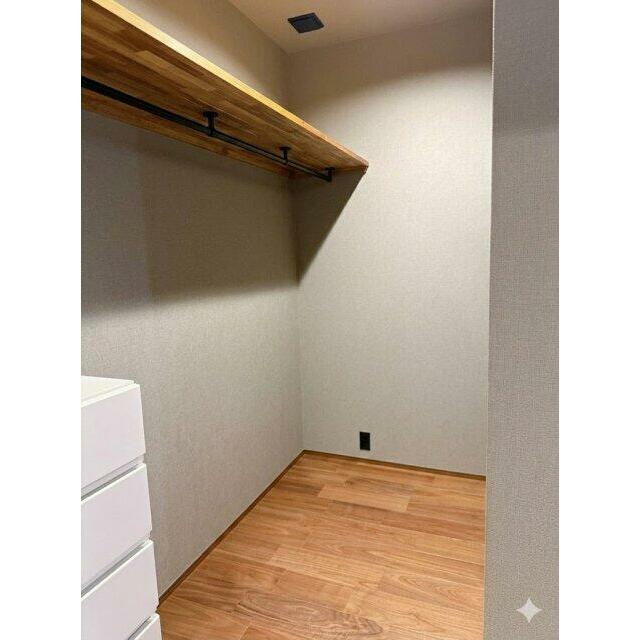 寝室のウォークインクローゼット！たくさんの衣類を掛けれます！