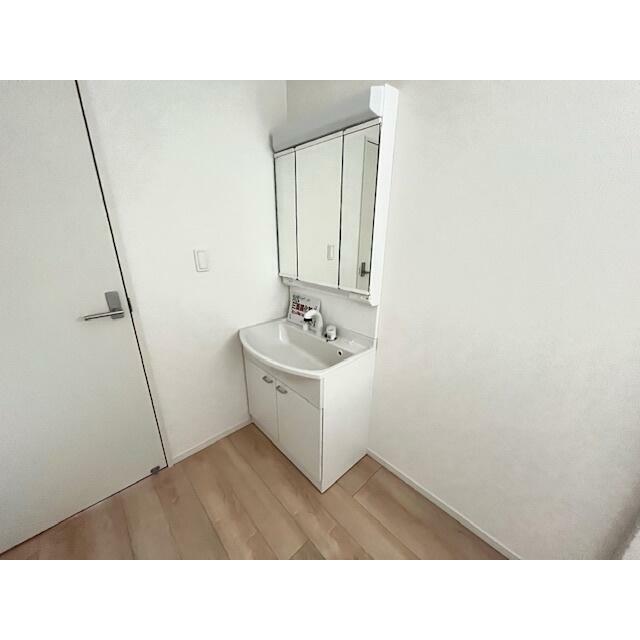 ※家具・調度品等はCG加工にて制作した配置イメージであり、本物件の価格には含まれません。 ２号棟　リビング