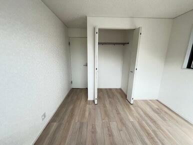 ※家具・調度品等はCG加工にて制作した配置イメージであり、本物件の価格には含まれません。 １号棟　リビング