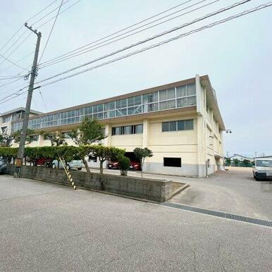 高岡市立能町小学校目の前の物件です！
