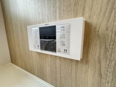 ボタンひとつでお湯張りや追い焚き、温度調整までしてくれる便利なオートバス機能付き！