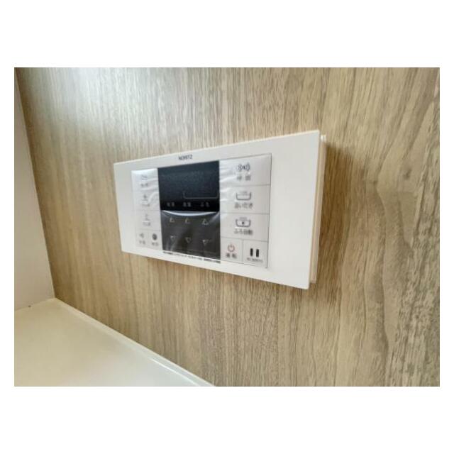 ボタンひとつでお湯張りや追い焚き、温度調整までしてくれる便利なオートバス機能付き！