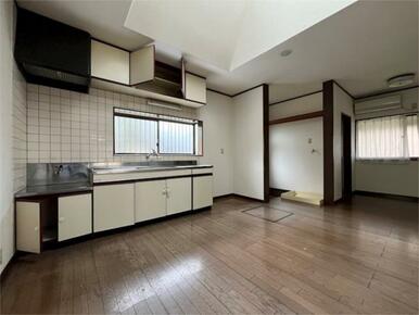 キッチンダイニング（別角度から）奥左手に浴室あり。