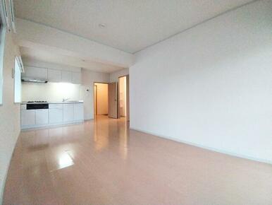 南向き12.9帖のお部屋です